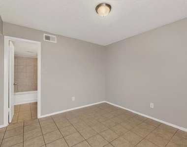 8024 Cambridge Circle - Photo Thumbnail 30