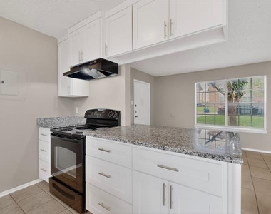 8024 Cambridge Circle - Photo Thumbnail 15