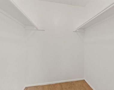 8024 Cambridge Circle - Photo Thumbnail 31