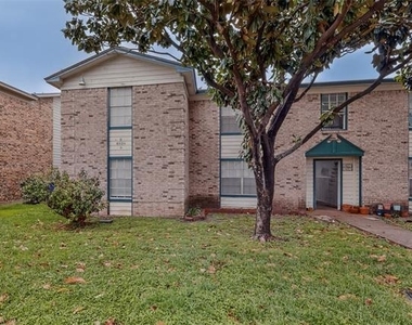 8024 Cambridge Circle - Photo Thumbnail 3