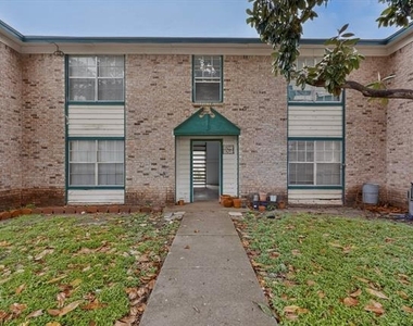 8024 Cambridge Circle - Photo Thumbnail 4