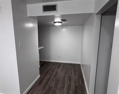 4300 Congress Avenue - Photo Thumbnail 3