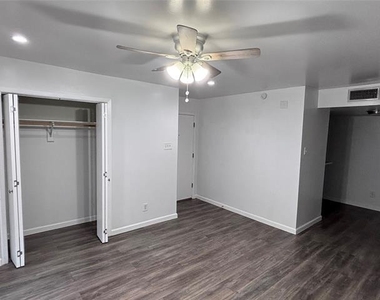 4300 Congress Avenue - Photo Thumbnail 2