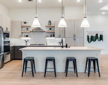 2929 Oak Lawn Avenue - Photo Thumbnail 7