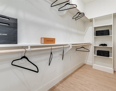 2929 Oak Lawn Avenue - Photo Thumbnail 14
