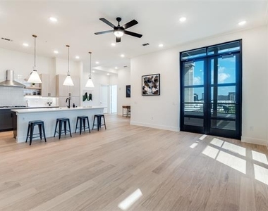 2929 Oak Lawn Avenue - Photo Thumbnail 6