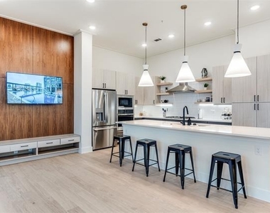 2929 Oak Lawn Avenue - Photo Thumbnail 3