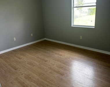 1021 Sw Dubois Avenue - Photo Thumbnail 3