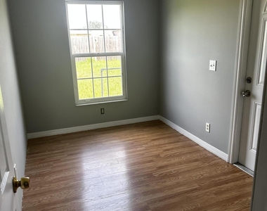 1021 Sw Dubois Avenue - Photo Thumbnail 9
