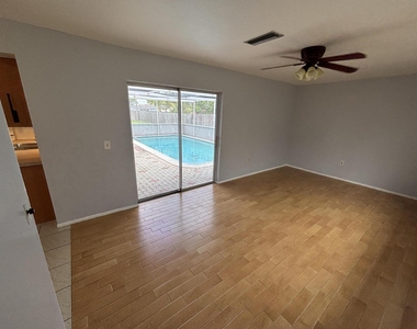 11421 Nw 39th Place - Photo Thumbnail 5