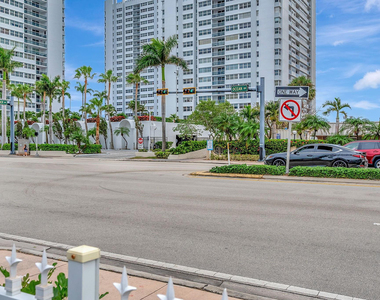 1913 S Ocean Drive - Photo Thumbnail 34