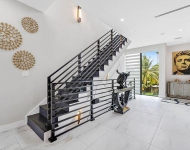 1058 N Victoria Park Road N - Photo Thumbnail 4