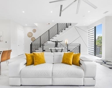1058 N Victoria Park Road N - Photo Thumbnail 15