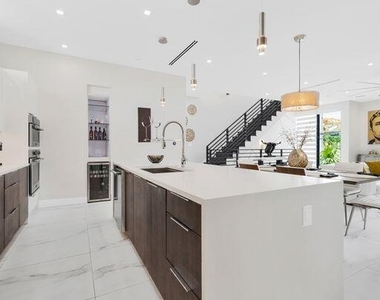 1058 N Victoria Park Road N - Photo Thumbnail 26