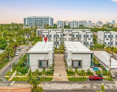 1058 N Victoria Park Road N - Photo Thumbnail 2
