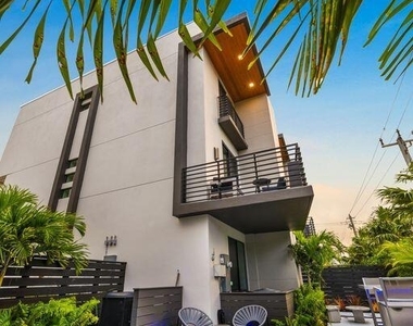 1058 N Victoria Park Road N - Photo Thumbnail 9