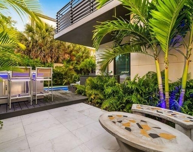 1058 N Victoria Park Road N - Photo Thumbnail 17