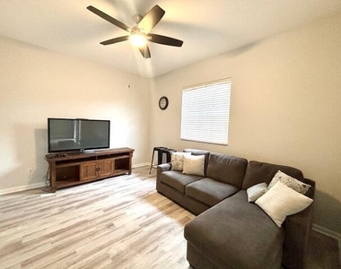 10520 Sw Stephanie Way - Photo Thumbnail 3