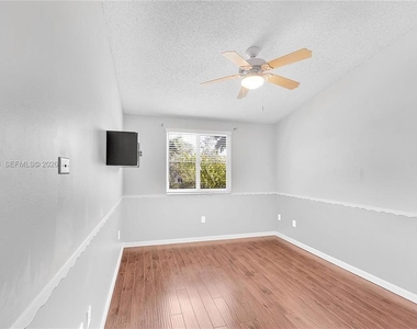 9840 Nw 19th Place - Photo Thumbnail 10