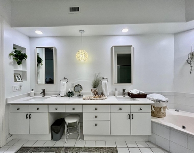 2431 Nw 59th Street - Photo Thumbnail 13