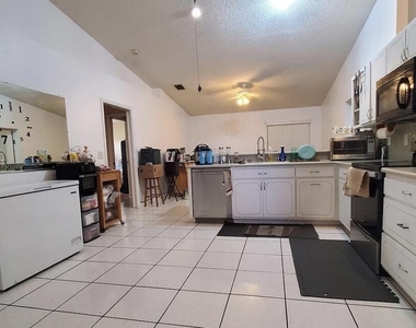 3004 Se Suntan Court Court Se - Photo Thumbnail 4