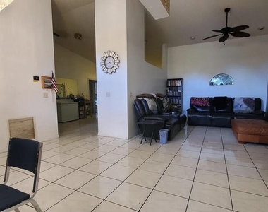 3004 Se Suntan Court Court Se - Photo Thumbnail 2