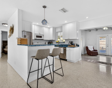 1123 Se 2nd Avenue - Photo Thumbnail 5