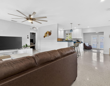 1123 Se 2nd Avenue - Photo Thumbnail 2