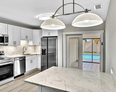 541 Ne 18th Street - Photo Thumbnail 4