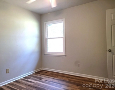 711 E John Street - Photo Thumbnail 6