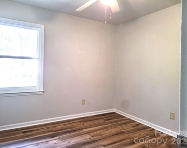 711 E John Street - Photo Thumbnail 8