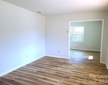 711 E John Street - Photo Thumbnail 3