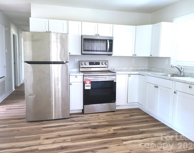 711 E John Street - Photo Thumbnail 1