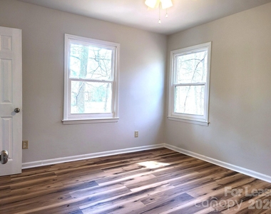 711 E John Street - Photo Thumbnail 9