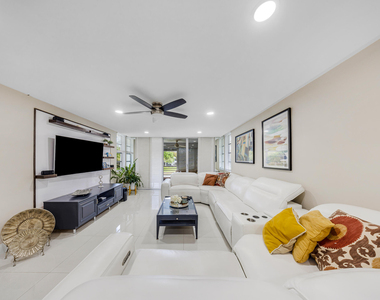 4261 W Palm Aire Drive - Photo Thumbnail 7