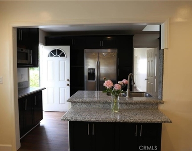 1323 N Cherokee Avenue - Photo Thumbnail 10