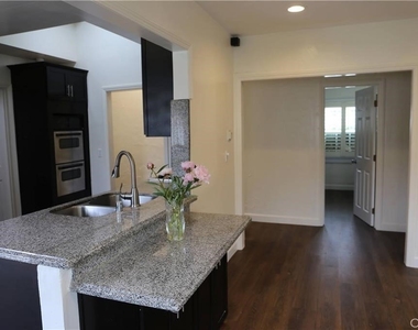 1323 N Cherokee Avenue - Photo Thumbnail 5