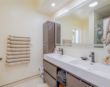 4487 Colbath Avenue - Photo Thumbnail 15