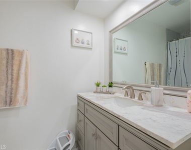 4487 Colbath Avenue - Photo Thumbnail 8