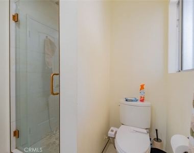 4487 Colbath Avenue - Photo Thumbnail 16