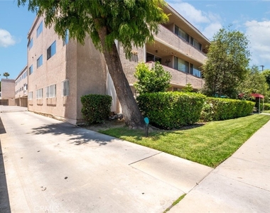 4487 Colbath Avenue - Photo Thumbnail 24