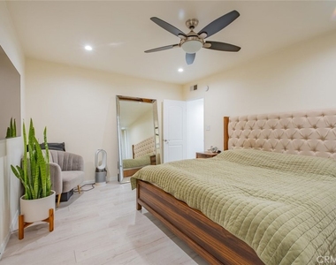 4487 Colbath Avenue - Photo Thumbnail 13