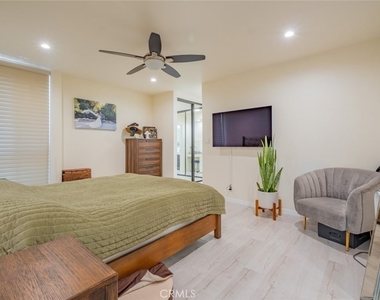 4487 Colbath Avenue - Photo Thumbnail 12