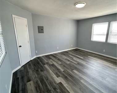 6517 1/2 Avalon Boulevard - Photo Thumbnail 2
