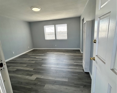 6517 1/2 Avalon Boulevard - Photo Thumbnail 1