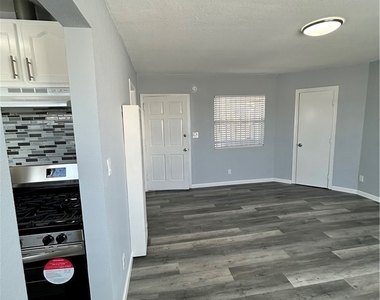6517 1/2 Avalon Boulevard - Photo Thumbnail 6