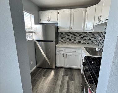 6517 1/2 Avalon Boulevard - Photo Thumbnail 3