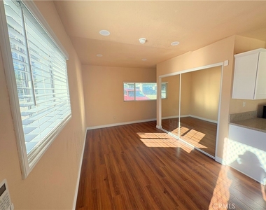 1322 1/2 W 11th - Photo Thumbnail 2