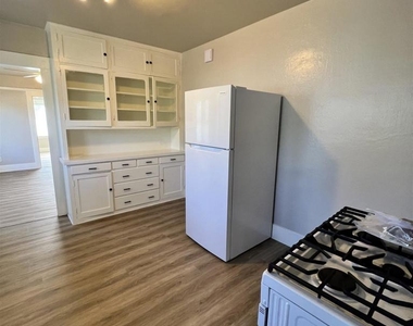 412 W 10th St - Photo Thumbnail 2