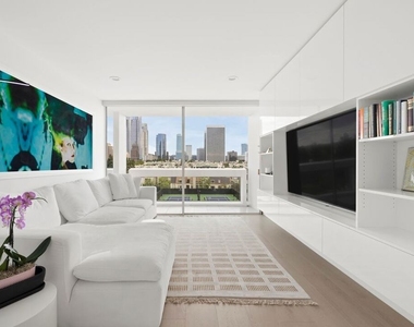 2222 Avenue Of The Stars - Photo Thumbnail 12